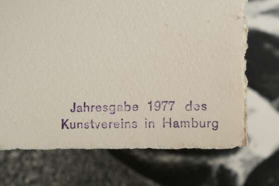 Mattheuer, Wolfgang (1927-2004) "Die Flucht des Sisyphos" 1971/1977, Lithographie, 43/100, u. sign./num., Ausgabe für den Hamburger Kunstverein 1977, PM 64,5x48,7cm, BM 75,7x56,8cm, gerollt, leicht vergilbt - Foto 5