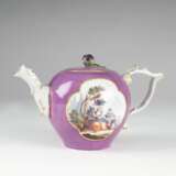 Teekanne mit Purpurfond und Watteaumalerei - фото 1