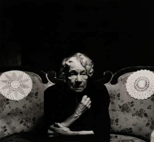 Clausen, Rosemarie (1907-1990) "Tilla Durieux" (Szenenfoto aus "Langusten" von Fred Denger im Theater 53/Hbg.) 1961, Fotografie, verso bez./gestempelt, 28,8x30cm (m.R. 41,7x41,7cm), min. Defekte - photo 1