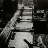 Feininger, Andreas (1906-1999) "Chicago River und Wacker Drive, Chicago" 1941/2011, Fotografie, Griffelkunst, verso Nachlassangabe und bez., BM 30x24cm - photo 1