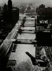 Feininger, Andreas (1906-1999) "Chicago River und Wacker Drive, Chicago" 1941/2011, Fotografie, Griffelkunst, verso Nachlassangabe und bez., BM 30x24cm