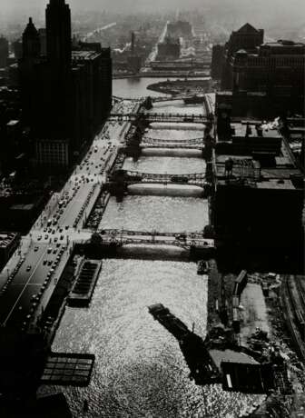 Feininger, Andreas (1906-1999) "Chicago River und Wacker Drive, Chicago" 1941/2011, Fotografie, Griffelkunst, verso Nachlassangabe und bez., BM 30x24cm - Foto 1