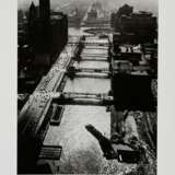 Feininger, Andreas (1906-1999) "Chicago River und Wacker Drive, Chicago" 1941/2011, Fotografie, Griffelkunst, verso Nachlassangabe und bez., BM 30x24cm - photo 2