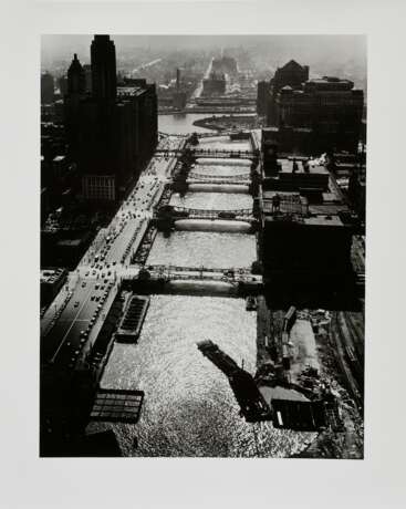 Feininger, Andreas (1906-1999) "Chicago River und Wacker Drive, Chicago" 1941/2011, Fotografie, Griffelkunst, verso Nachlassangabe und bez., BM 30x24cm - Foto 2