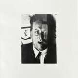 Lissitzky, El (1931-2020) "Kurt Schwitters" 1924/1985, Fotografie, Griffelkunst, verso Stempelsign. und Nachlassangabe, BM 39,5x29,5cm, a. o. Rand Montagereste, leichte Lagerspuren - photo 2