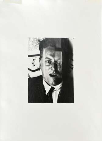 Lissitzky, El (1931-2020) "Kurt Schwitters" 1924/1985, Fotografie, Griffelkunst, verso Stempelsign. und Nachlassangabe, BM 39,5x29,5cm, a. o. Rand Montagereste, leichte Lagerspuren - Foto 2