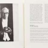 6 Salomon, Erich (1886-1944) "Sechs Momentaufnahmen" 1930-32/2001, in einer Mappe mit Leporello (Text Janos Frecot), Fotografien, Griffelkunst, 5x im Passepartout montiert, verso bez., je 24x30,5cm (m.PP. 33,5x39,5cm) - photo 4
