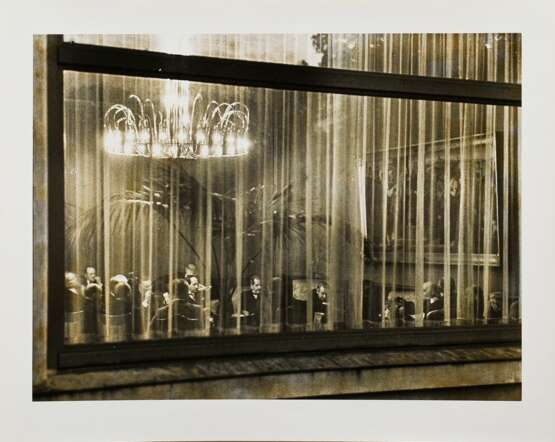6 Salomon, Erich (1886-1944) "Sechs Momentaufnahmen" 1930-32/2001, in einer Mappe mit Leporello (Text Janos Frecot), Fotografien, Griffelkunst, 5x im Passepartout montiert, verso bez., je 24x30,5cm (m.PP. 33,5x39,5cm) - photo 6
