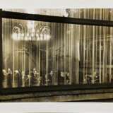 6 Salomon, Erich (1886-1944) "Sechs Momentaufnahmen" 1930-32/2001, in einer Mappe mit Leporello (Text Janos Frecot), Fotografien, Griffelkunst, 5x im Passepartout montiert, verso bez., je 24x30,5cm (m.PP. 33,5x39,5cm) - Foto 6