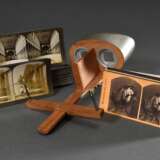 Hand-Stereobetrachter mit zahlreichen Stereofotos, deutsch um 1900, Betrachter mit einklappbarem Handgriff, H. 20cm, B. 31cm, ca. 220 zum Großteil auf Pappe aufgezogene Stereofotos unterschiedlicher Bildgenres im Format 8x18,5cm, Alters- und Gebrauchsspu - Foto 1