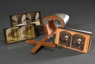 Hand-Stereobetrachter mit zahlreichen Stereofotos, deutsch um 1900, Betrachter mit einklappbarem Handgriff, H. 20cm, B. 31cm, ca. 220 zum Großteil auf Pappe aufgezogene Stereofotos unterschiedlicher Bildgenres im Format 8x18,5cm, Alters- und Gebrauchsspu