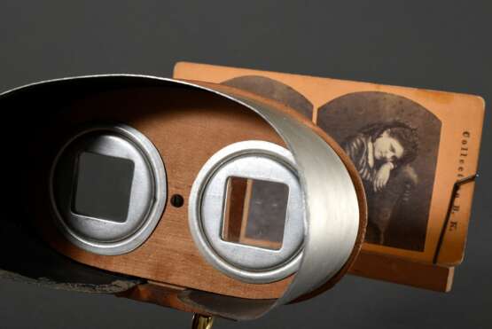 Hand-Stereobetrachter mit zahlreichen Stereofotos, deutsch um 1900, Betrachter mit einklappbarem Handgriff, H. 20cm, B. 31cm, ca. 220 zum Großteil auf Pappe aufgezogene Stereofotos unterschiedlicher Bildgenres im Format 8x18,5cm, Alters- und Gebrauchsspu - photo 3