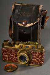 Kleinbild Kamera, Leica Kopie oder sogenannte "Gold Leica", Messing und Kunstleder in Kroko-Optik, wohl Russland 1. H. 20. Jhd., Funktion ungeprüft, Linse klar, B 13,5cm, H 7cm, mit stark gebrauchter Leica Tasche