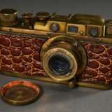Kleinbild Kamera, Leica Kopie oder sogenannte "Gold Leica", Messing und Kunstleder in Kroko-Optik, wohl Russland 1. H. 20. Jhd., Funktion ungeprüft, Linse klar, B 13,5cm, H 7cm, mit stark gebrauchter Leica Tasche - Foto 2