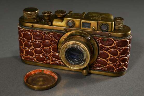 Kleinbild Kamera, Leica Kopie oder sogenannte "Gold Leica", Messing und Kunstleder in Kroko-Optik, wohl Russland 1. H. 20. Jhd., Funktion ungeprüft, Linse klar, B 13,5cm, H 7cm, mit stark gebrauchter Leica Tasche - photo 2