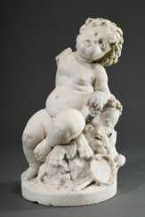 Kleine Carrara Marmor Figur "Bacchus Knabe mit Insignien" auf Rundsockel, 18.Jh., H. 41,5cm, rechter Arm verloren, starke Witterungsspuren