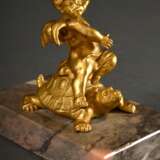 Briefbeschwerer "Putto auf Schildkröte", feuervergoldete Bronze auf Mamorsockel, H. 8,5cm (m. Sockel), leichte Altersspuren - Foto 1