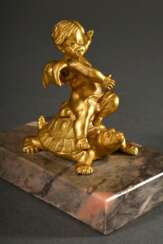 Briefbeschwerer "Putto auf Schildkröte", feuervergoldete Bronze auf Mamorsockel, H. 8,5cm (m. Sockel), leichte Altersspuren