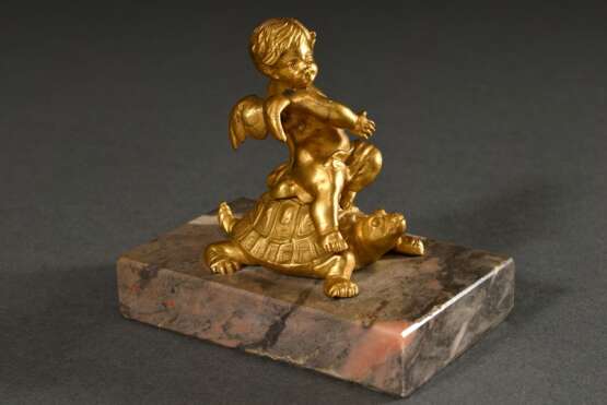 Briefbeschwerer "Putto auf Schildkröte", feuervergoldete Bronze auf Mamorsockel, H. 8,5cm (m. Sockel), leichte Altersspuren - photo 2