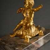 Briefbeschwerer "Putto auf Schildkröte", feuervergoldete Bronze auf Mamorsockel, H. 8,5cm (m. Sockel), leichte Altersspuren - фото 3
