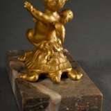 Briefbeschwerer "Putto auf Schildkröte", feuervergoldete Bronze auf Mamorsockel, H. 8,5cm (m. Sockel), leichte Altersspuren - Foto 4