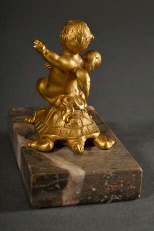 Briefbeschwerer "Putto auf Schildkröte", feuervergoldete Bronze auf Mamorsockel, H. 8,5cm (m. Sockel), leichte Altersspuren - Foto 4