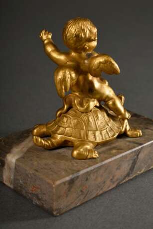 Briefbeschwerer "Putto auf Schildkröte", feuervergoldete Bronze auf Mamorsockel, H. 8,5cm (m. Sockel), leichte Altersspuren - Foto 5