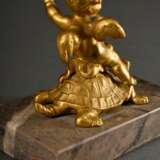 Briefbeschwerer "Putto auf Schildkröte", feuervergoldete Bronze auf Mamorsockel, H. 8,5cm (m. Sockel), leichte Altersspuren - Foto 5
