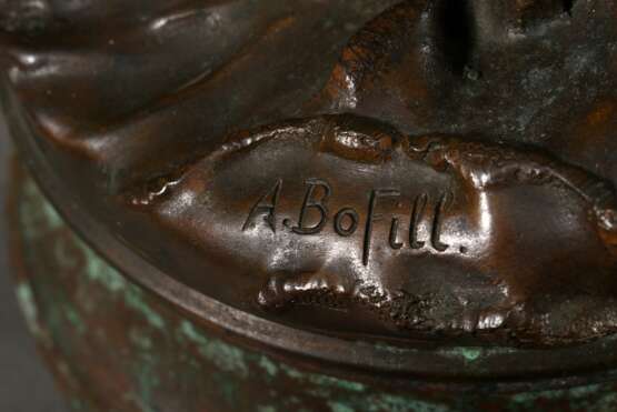 Bofill, Antoine (1875-1939) "En Avant", Junger Seemann mit geschulterten Rudern auf Bronzesockel, auf der Plinthe sign./betit., Bronze patiniert, H. 76cm, etwas defekt, Alters- und Korrosionspuren - Foto 9