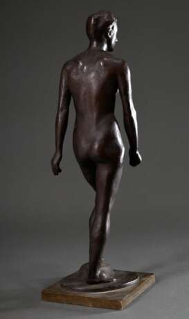 Scheibe, Richard (1879-1964) "Aufsteigende" 1945, Bronze, dunkel patiniert, mit Marmorsockel, auf der Plinthe sign., H. 57cm (m. Sockel), Kratzer, Altersspuren - Foto 4