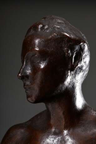 Scheibe, Richard (1879-1964) "Aufsteigende" 1945, Bronze, dunkel patiniert, mit Marmorsockel, auf der Plinthe sign., H. 57cm (m. Sockel), Kratzer, Altersspuren - Foto 10