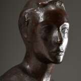 Scheibe, Richard (1879-1964) "Aufsteigende" 1945, Bronze, dunkel patiniert, mit Marmorsockel, auf der Plinthe sign., H. 57cm (m. Sockel), Kratzer, Altersspuren - Foto 11