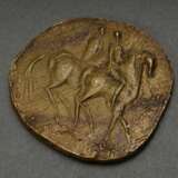 Engelin-Hommes, Gisela (1931-2017) „Zwei Reiter zu Pferd“, rundes Bronze Relief, verso sign., 6,2x6,5cm - Foto 3