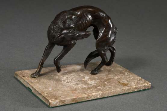 Bronze Figur "Windhund" in feiner Ausführung auf Steinsockel, 19.Jh., 9x13cm - фото 1