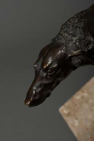 Bronze Figur "Windhund" in feiner Ausführung auf Steinsockel, 19.Jh., 9x13cm - Foto 6
