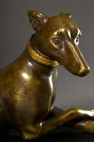 Bronze Skulptur "Liegender Windhund", mit Bronzeblech Halsband und Blattornamenten auf Steinsockel, H. 16,5cm (m. Sockel), Patina, Kratzer - фото 2