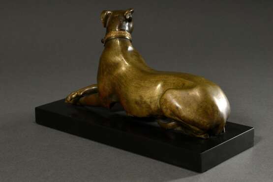 Bronze Skulptur "Liegender Windhund", mit Bronzeblech Halsband und Blattornamenten auf Steinsockel, H. 16,5cm (m. Sockel), Patina, Kratzer - photo 4