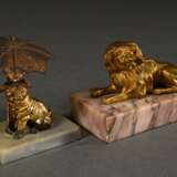 2 Diverse Figuren: "Mops mit Sonnenschirm", Metall vergoldet auf Marmorsockel (H. 7,5cm m. Sockel, z.T. korrodiert, Sockel best.) und "Liegender Pudel", Bronze vergoldet auf Marmorsockel (H. 6cm m. Sockel, min. berieben) - photo 1
