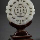 Helle Jade Scheibe, durchbrochen geschnitten „Shou Symbol mit umlaufenden Chilongs“ Ø 5,8cm, Holzständer geklebt - фото 1