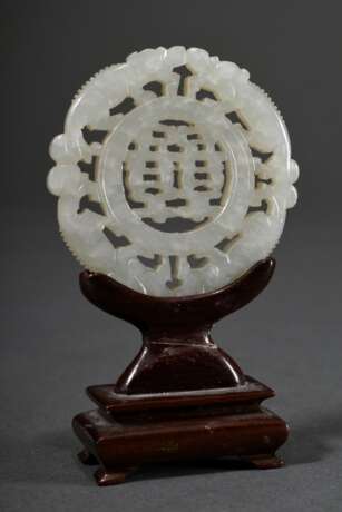 Helle Jade Scheibe, durchbrochen geschnitten „Shou Symbol mit umlaufenden Chilongs“ Ø 5,8cm, Holzständer geklebt - Foto 1