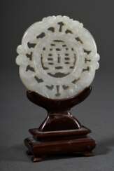 Helle Jade Scheibe, durchbrochen geschnitten „Shou Symbol mit umlaufenden Chilongs“ Ø 5,8cm, Holzständer geklebt