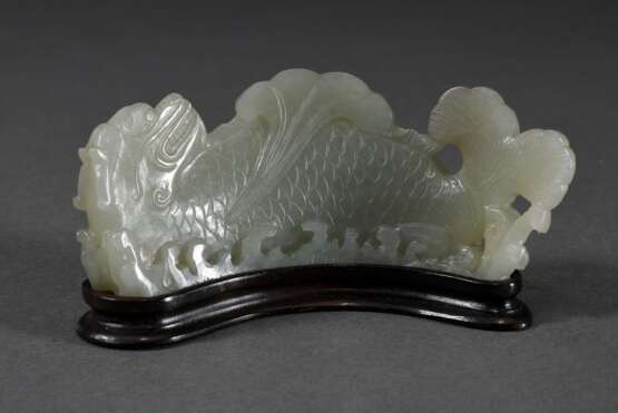 Seladonfarbener Jade-Pinselablage "Makara" Drachenfisch, China Qing-Dynastie, auf Holzstand, L. 9cm - Foto 1