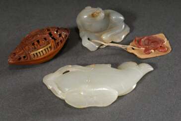 3 Diverse chinesische Kleinteile: Jade Toggle "Tiger" (2,5x3,3cm) und "Fisch mit Lotos" (L. 7cm) sowie geschnitzter Kern "Boot mit Personen" (L. 4,7cm, mit feiner Gold Reparatur)