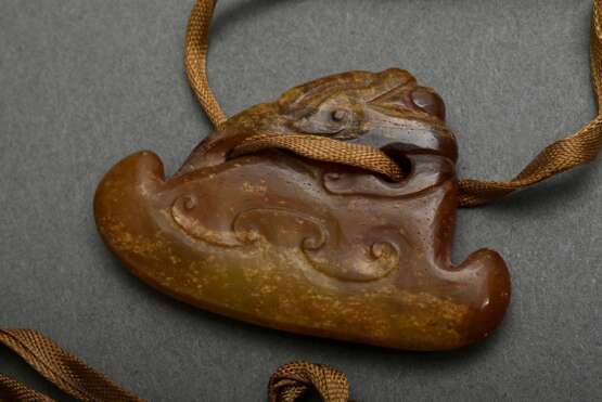 Honigfarbenes Jade Amulett in zoomorpher Form, 2fach durchbohrt, China, 4,4x6,4cm, Provenienz: Slg. Dr. Ernst Hauswedell/Hbg. - photo 2