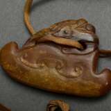 Honigfarbenes Jade Amulett in zoomorpher Form, 2fach durchbohrt, China, 4,4x6,4cm, Provenienz: Slg. Dr. Ernst Hauswedell/Hbg. - Foto 2