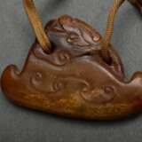 Honigfarbenes Jade Amulett in zoomorpher Form, 2fach durchbohrt, China, 4,4x6,4cm, Provenienz: Slg. Dr. Ernst Hauswedell/Hbg. - фото 3