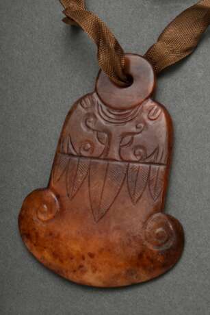 Bräunliches Jade Amulett in Glockenform mit beidseitigem Relief "Maskaron", durchbohrt, China, 9x6,4cm, Provenienz: Slg. Dr. Ernst Hauswedell/Hbg. - Foto 1