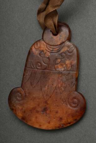 Bräunliches Jade Amulett in Glockenform mit beidseitigem Relief "Maskaron", durchbohrt, China, 9x6,4cm, Provenienz: Slg. Dr. Ernst Hauswedell/Hbg. - Foto 2