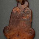Bräunliches Jade Amulett in Glockenform mit beidseitigem Relief "Maskaron", durchbohrt, China, 9x6,4cm, Provenienz: Slg. Dr. Ernst Hauswedell/Hbg. - photo 2