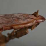 Bräunliches Jade Amulett in Glockenform mit beidseitigem Relief "Maskaron", durchbohrt, China, 9x6,4cm, Provenienz: Slg. Dr. Ernst Hauswedell/Hbg. - Foto 3